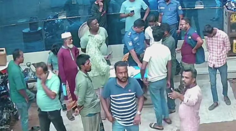 আবারও  সেই  মব ! পু‌লিশ নিরুপায় ?