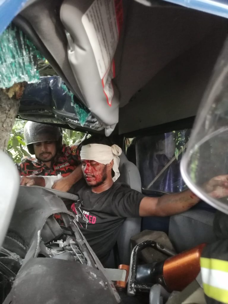 ব‌রিশা‌লে পিকআপ দুর্ঘটনা ড্রাইভার আহত