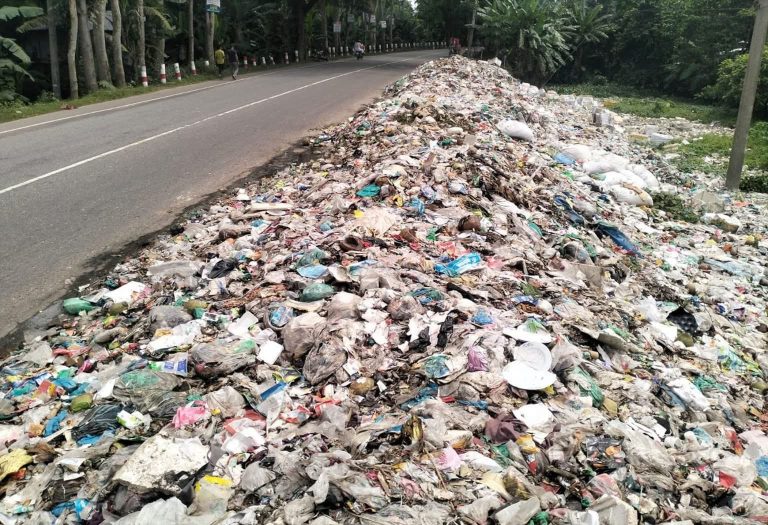 বরিশালের গৌরনদীতে মহাসড়কের পাশে ময়লার ভাগার