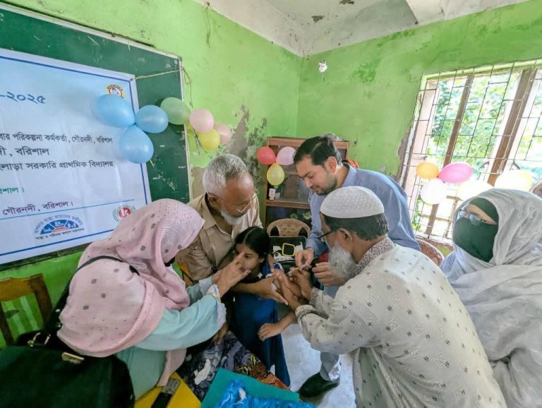 গৌরনদীতে টাইফয়েড টিকাদান ক্যাম্পেইন ২০২৫ এর শুভ উদ্বোধন