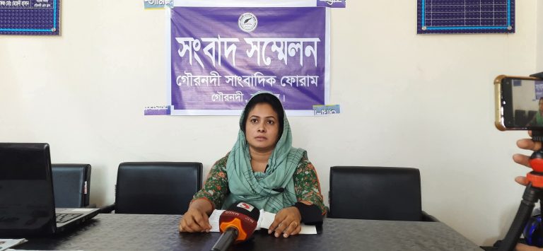 বাবার বিরুদ্ধে মে‌য়ের সংবাদ সম্মেলন