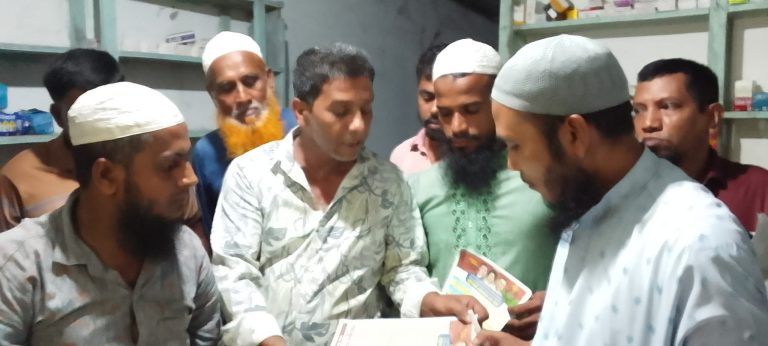 বাকেরগঞ্জে বিএনপি নেতাদের লিফলেট বিতরণ, এলাকায় উৎসবমুখর পরিবেশ
