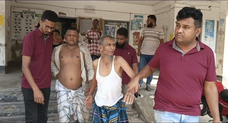 গৌরনদীতে জনতার হাতে ছিনতাইকারী আটক