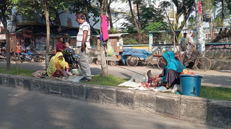 বরিশালে রাস্তার মাঝে মাছের বাজার, নগরবাসীর নিরাপত্তা ঝুঁকিতে