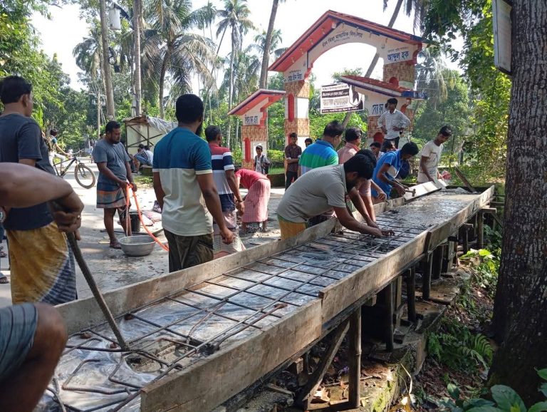 নেছারাবাদে চাঁন মিয়া মাধ্যমিক বিদ্যালয়ের সামনে স্বেচ্ছাশ্রমে বেঞ্চ পুনঃনির্মাণ