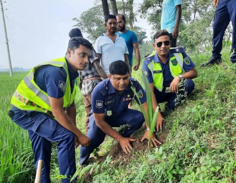 ঝিনাইদহ হাইওয়ে পুলিশের বৃক্ষ রোপণ।
