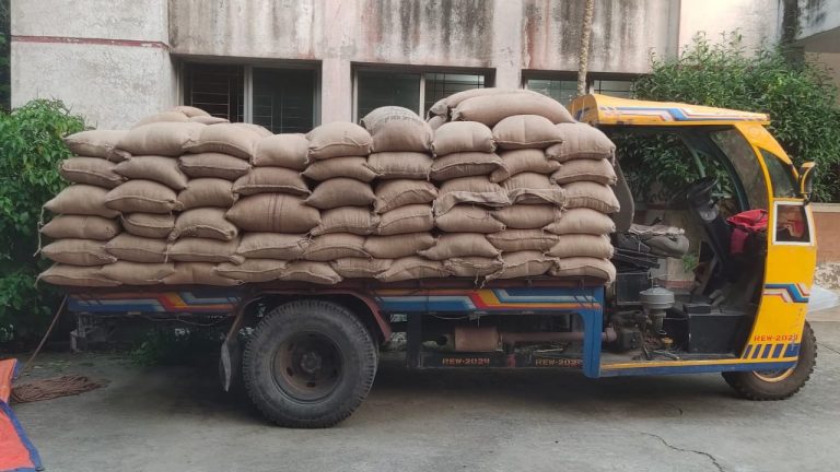 নড়াইলে সরকারি খাদ্যবান্ধব চাল আটক, ব্যবসায়ীকে জরিমানা