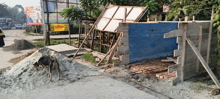 গৌরনদী কলেজ গেটে ডাস্টবিন নির্মাণ প্রতিবাদ