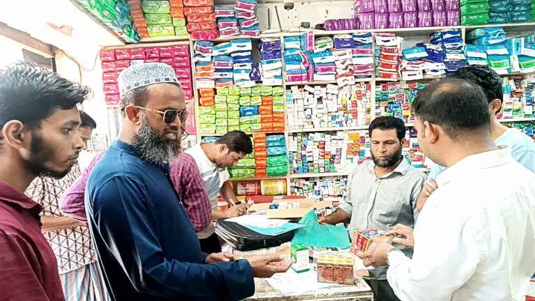 বাবুগঞ্জে মোবাইল কোর্টের অভিযানঃ ৩ ফার্মেসিকে জরিমানা