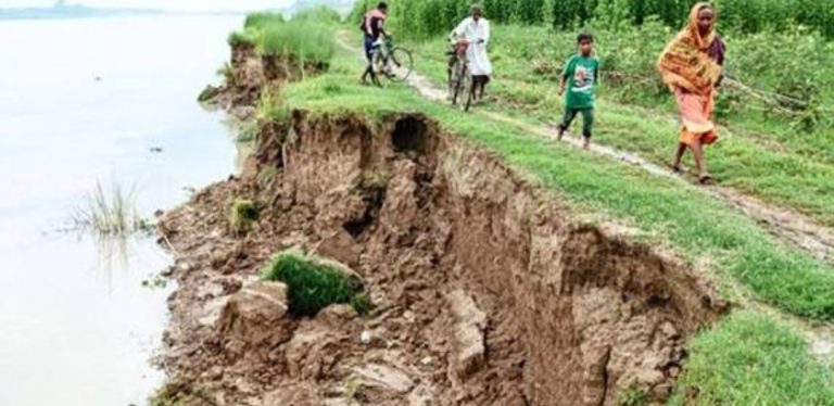 সুরমা নদীর ভয়াবহ ভাঙন রোধে হরিনাপাটি গ্রামবাসীর মানববন্ধন