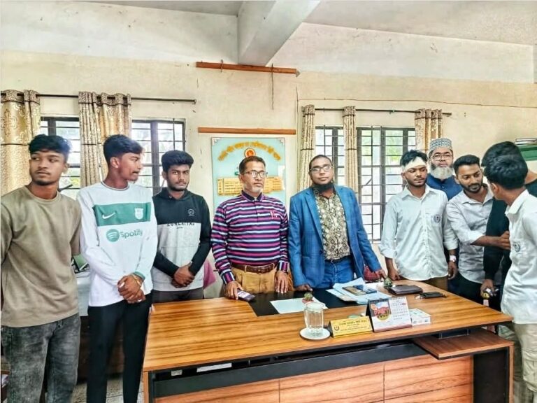 আগৈলঝাড়ায় কলেজ ছাত্রদলের দুই গ্রুপের সংঘর্ষ, অধ্যক্ষের হস্তক্ষেপে সমঝোতা