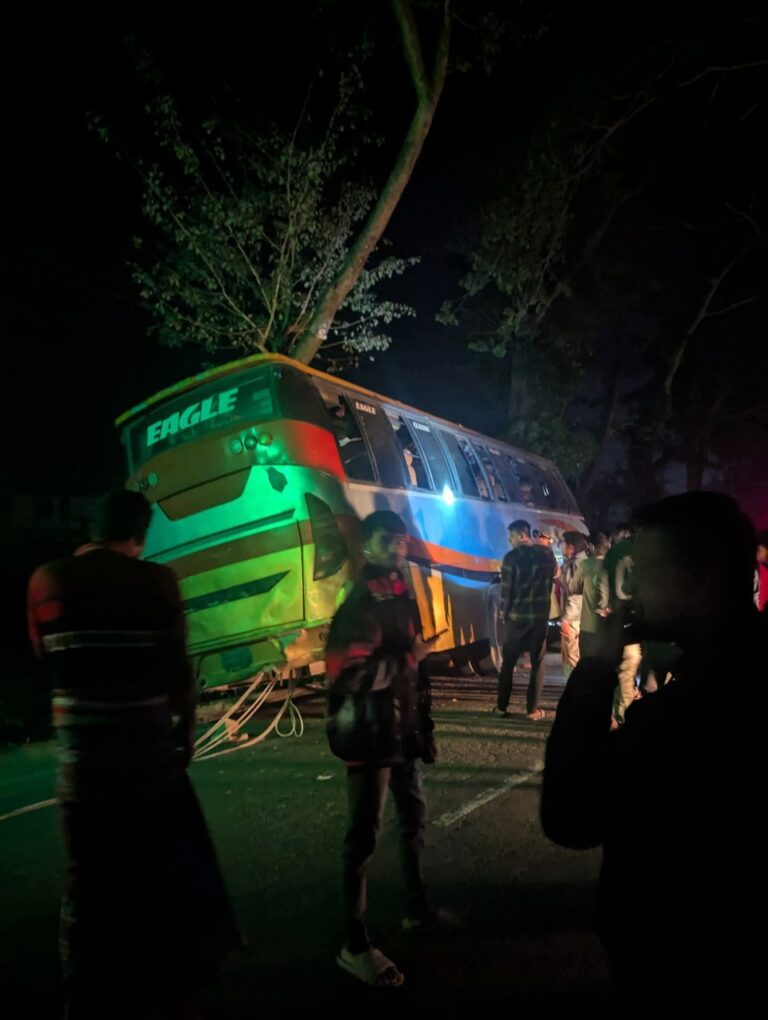 ঢাকা-বরিশাল মহাসড়কে ঈগল পরিবহনের ভয়াবহ দুর্ঘটনা: নিহত ১