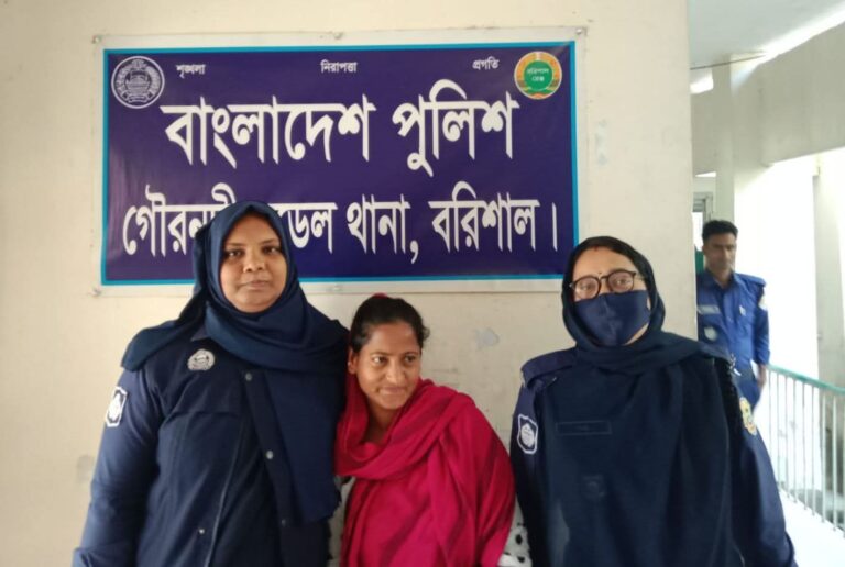 গৌরনদীতে ধারালো অস্ত্রসহ ব্যক্তি গ্রেপ্তার: নির্বাহী অফিসারের কক্ষে