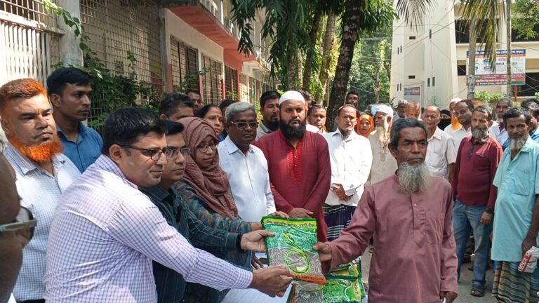 গৌরনদীতে ক্ষুদ্র ও প্রান্তিক কৃষকদের মাঝে বিনামূল্যে রবি শস্যের বীজ ও সার বিতরণ
