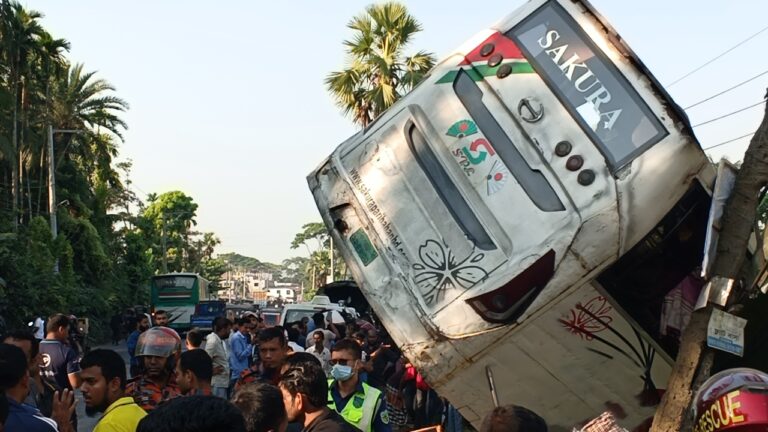 গৌরনদীতে সাকুরা পরিবহনের বাস দুর্ঘটনা, আহত ১৪