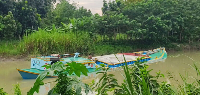 খাসেরহাটে অবৈধ বালু উত্তোলনে মোবাইল কোর্টে  ১ লাখ টাকা জরিমানা