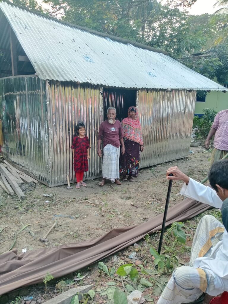 বানারীপাড়ায় এসিল্যান্ডের হস্তক্ষেপে অসহায় বৃদ্ধ ফিরে পেলেন মাথা গোজার ঠাঁই