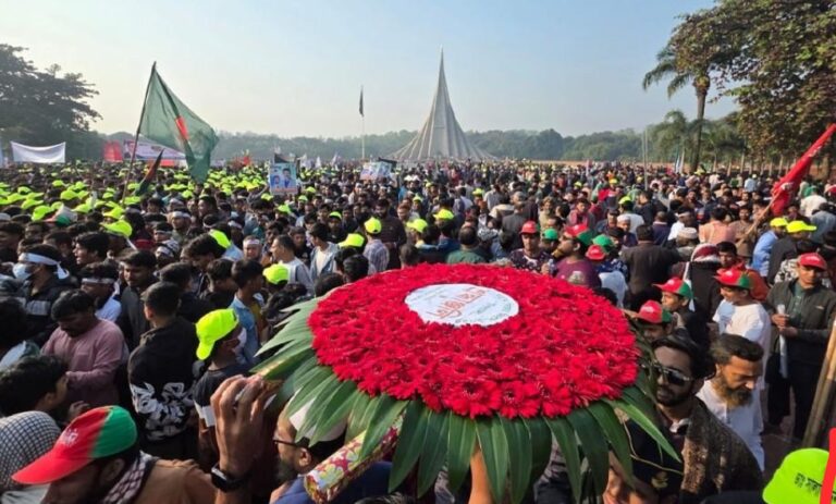 মহান বিজয় দিবসে জাতীয় স্মৃতিসৌধে মানুষের ঢল